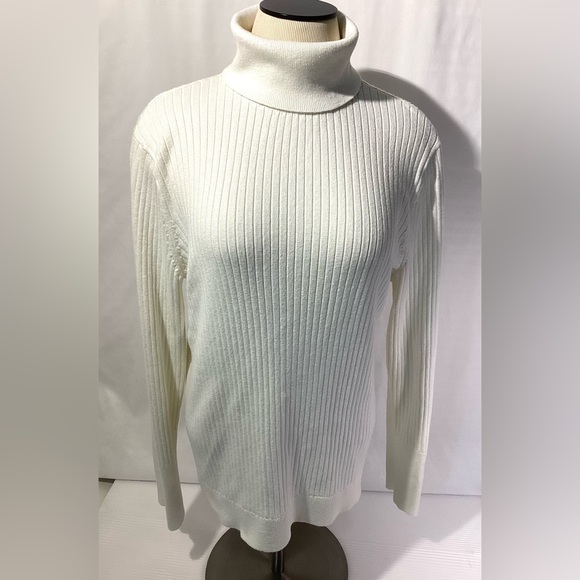 Talbots Woman’s Turtleneck Size XL Color White Knit Buttons on Sleeves - Picture 2 of 11